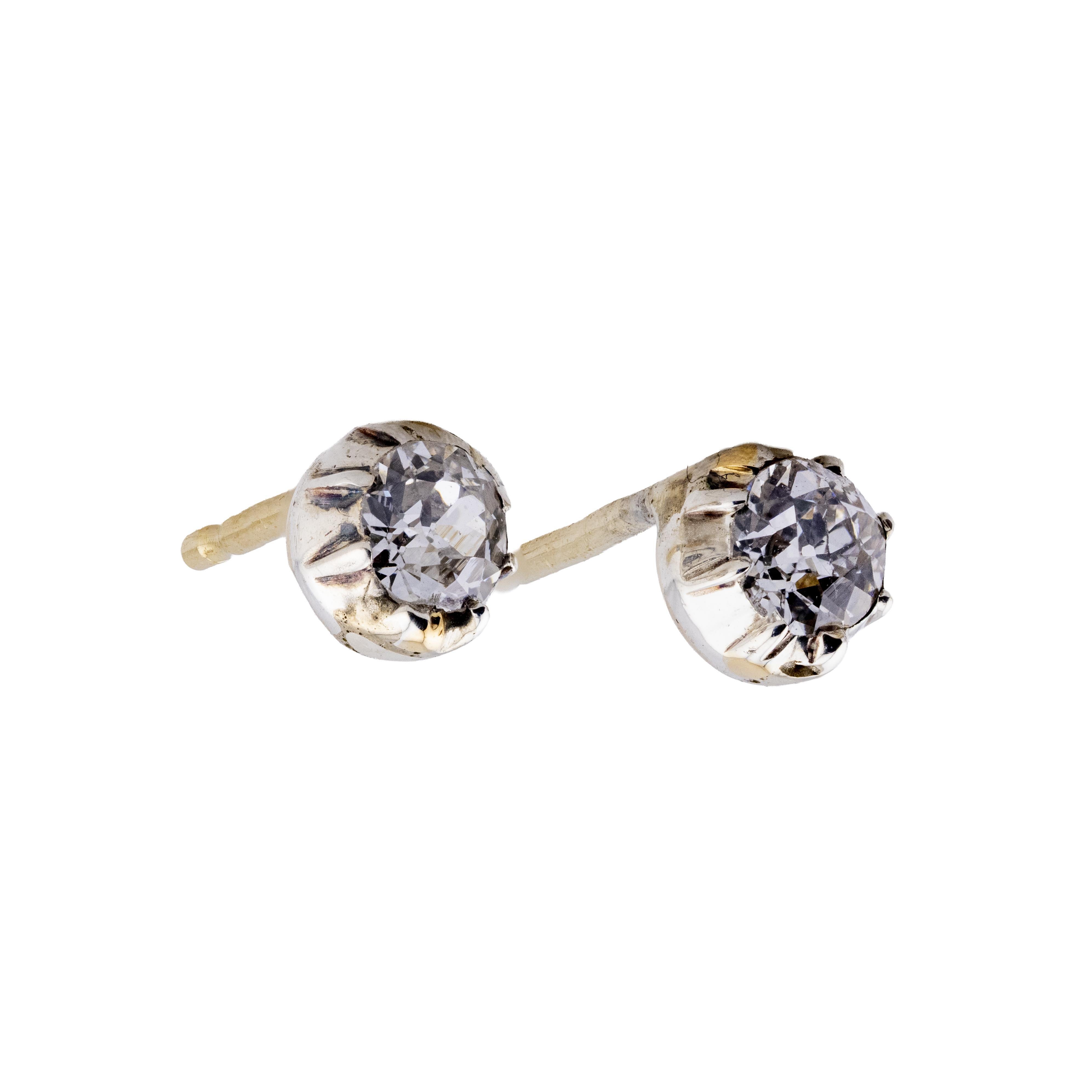 Aston Estate Jewelry présente

Paire de boucles d'oreilles exquises en or jaune 14k et argent. 

Chaque boucle d'oreille est ornée d'un superbe diamant taille ancienne, pesant 0,50 carat au total. 

Les diamants sont blancs, d'une pureté VS2 et