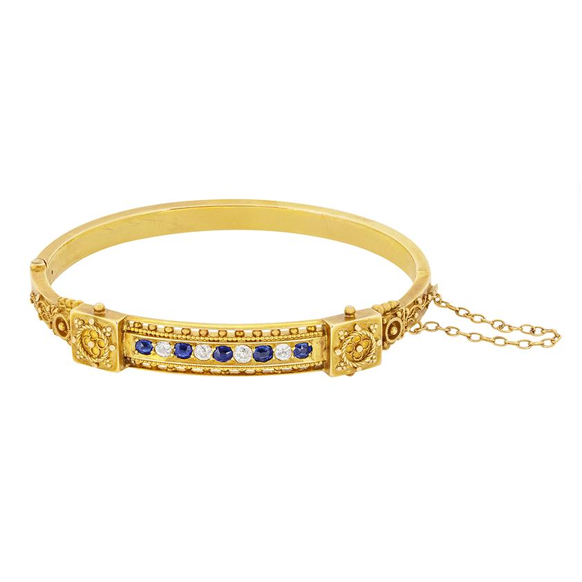 Esta impresionante pulsera, que data de la década de 1880, presenta una alternancia de diamantes y zafiros de talla antigua. Engastados en oro rosa de 15 quilates bellamente tallado a mano, cinco diamantes con un total de 0,50 quilates y cuatro