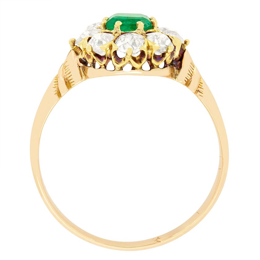 Dieser wunderschöne Ring stammt aus der viktorianischen Ära und ist mit einem leuchtend grünen, natürlichen Smaragd besetzt. Der 0,50-karätige Smaragd ist klassisch geschliffen und in 18-karätige Gelbgoldspangen gefasst. Um den zentralen Stein herum