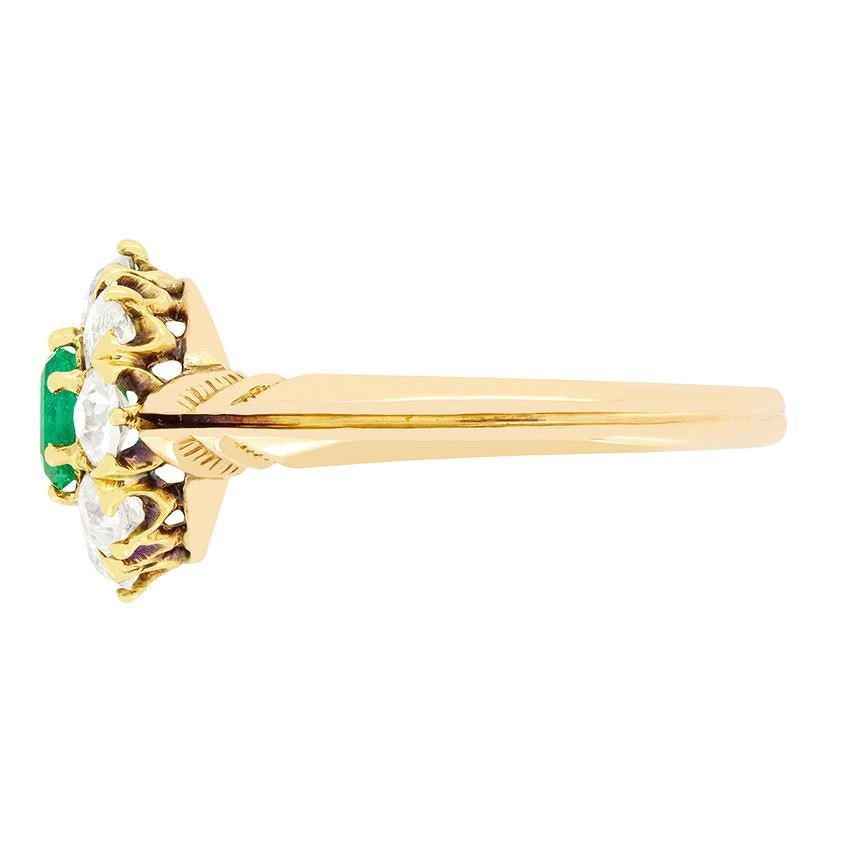 Viktorianischer 0,50ct Smaragd- und Diamant-Cluster-Ring, ca. 1880er Jahre (Alteuropäischer Schliff) im Angebot