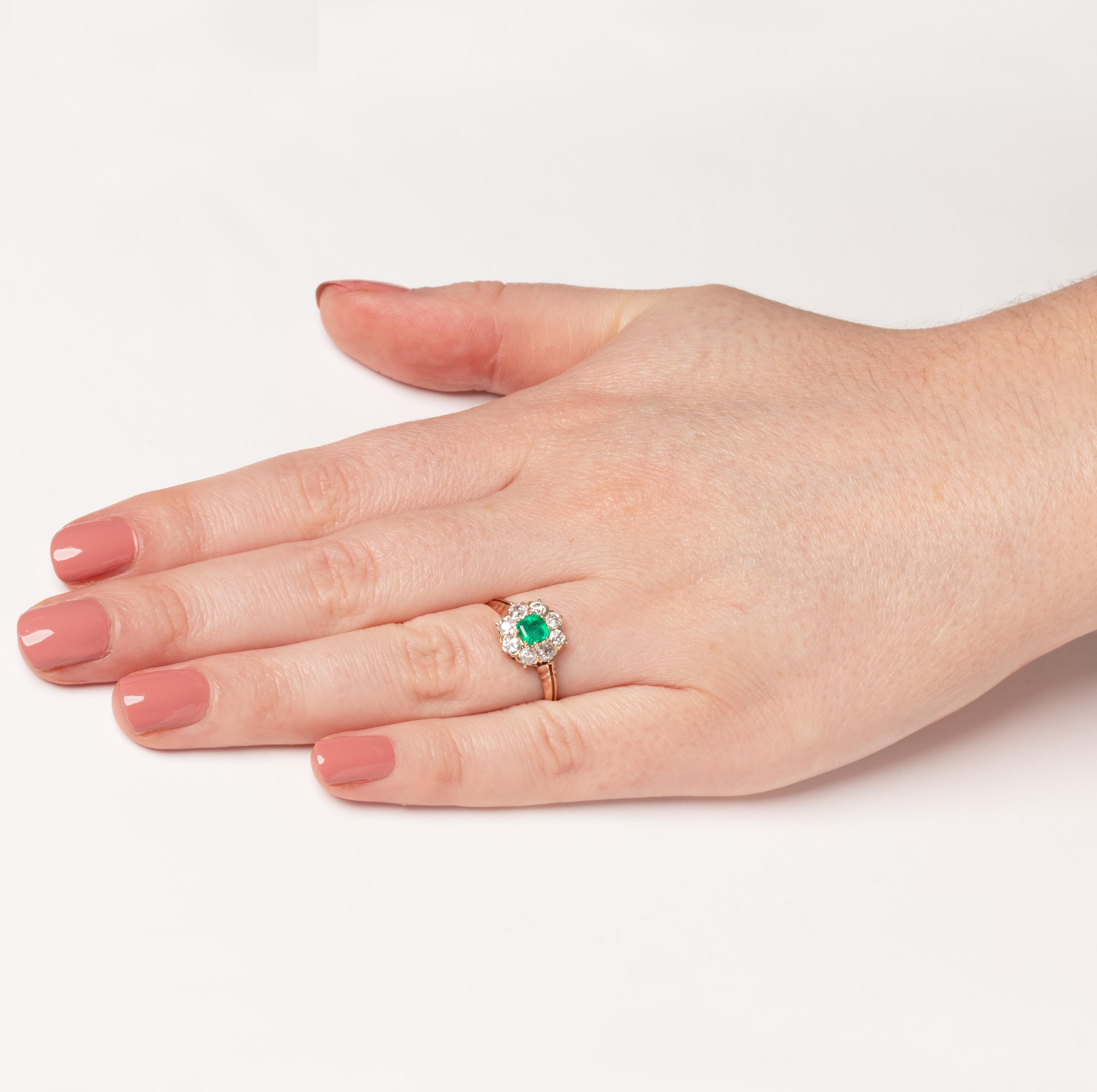 Viktorianischer 0,50ct Smaragd- und Diamant-Cluster-Ring, ca. 1880er Jahre für Damen oder Herren im Angebot