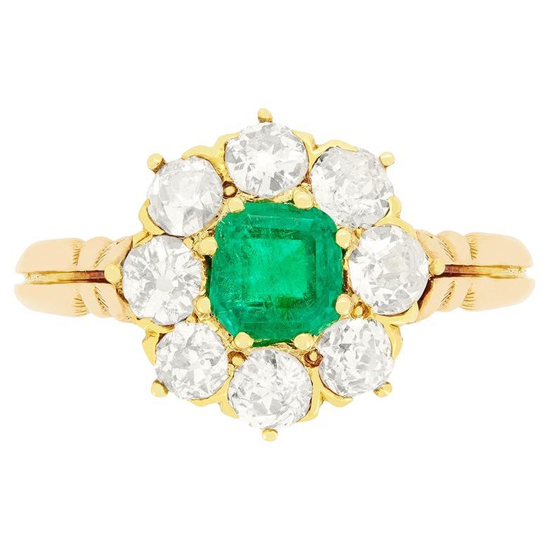 Viktorianischer 0,50ct Smaragd- und Diamant-Cluster-Ring, ca. 1880er Jahre