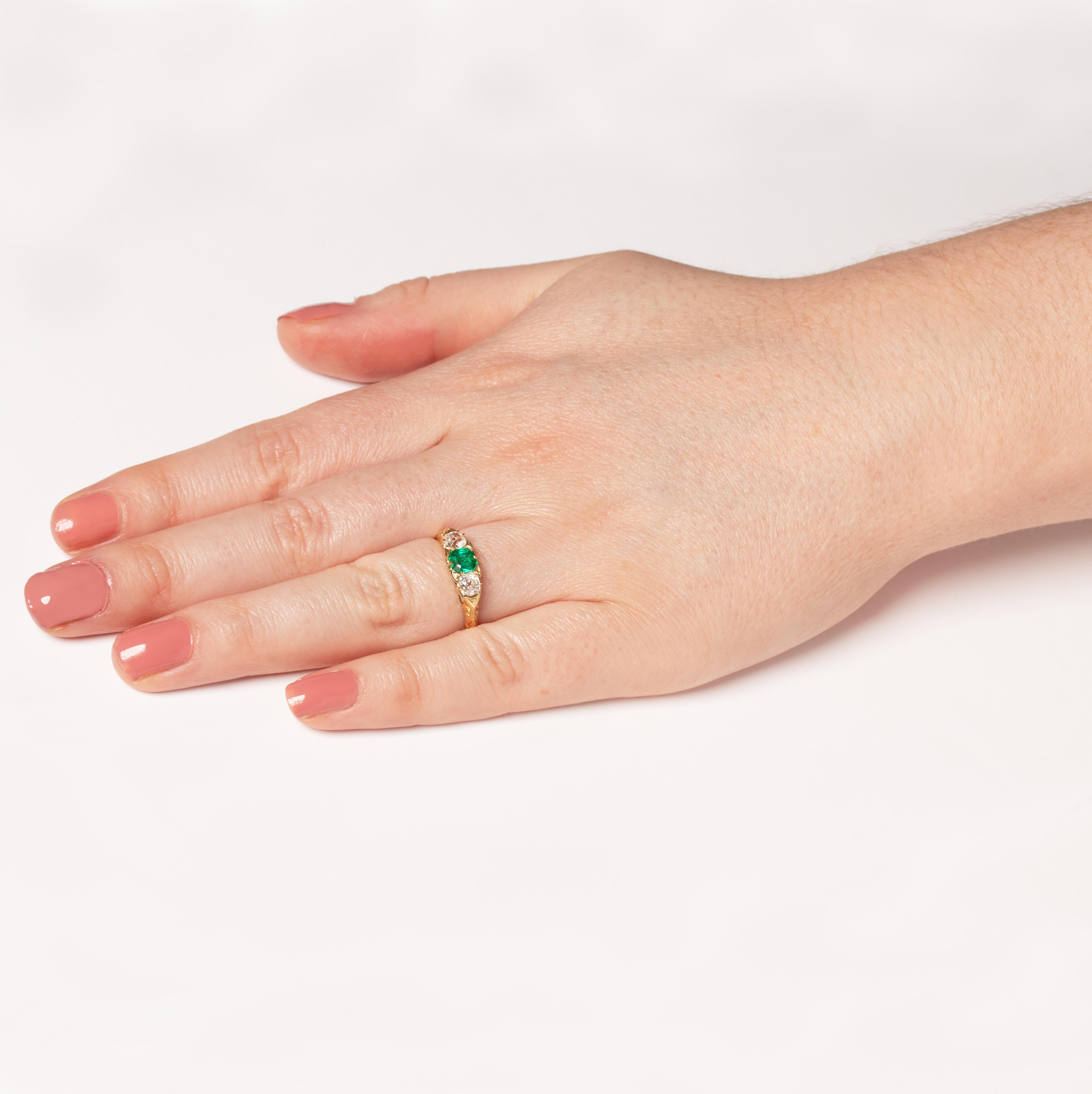 Victorian 0.50ct Emerald and Diamond Three Stone Ring, c.1880s en Bueno estado para la venta en London, GB