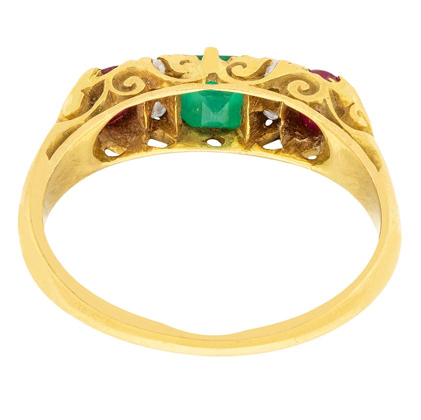 Victorian 0.50ct Emerald, Ruby and Diamond Ring, c.1880s In Good Condition For Sale In London, GB