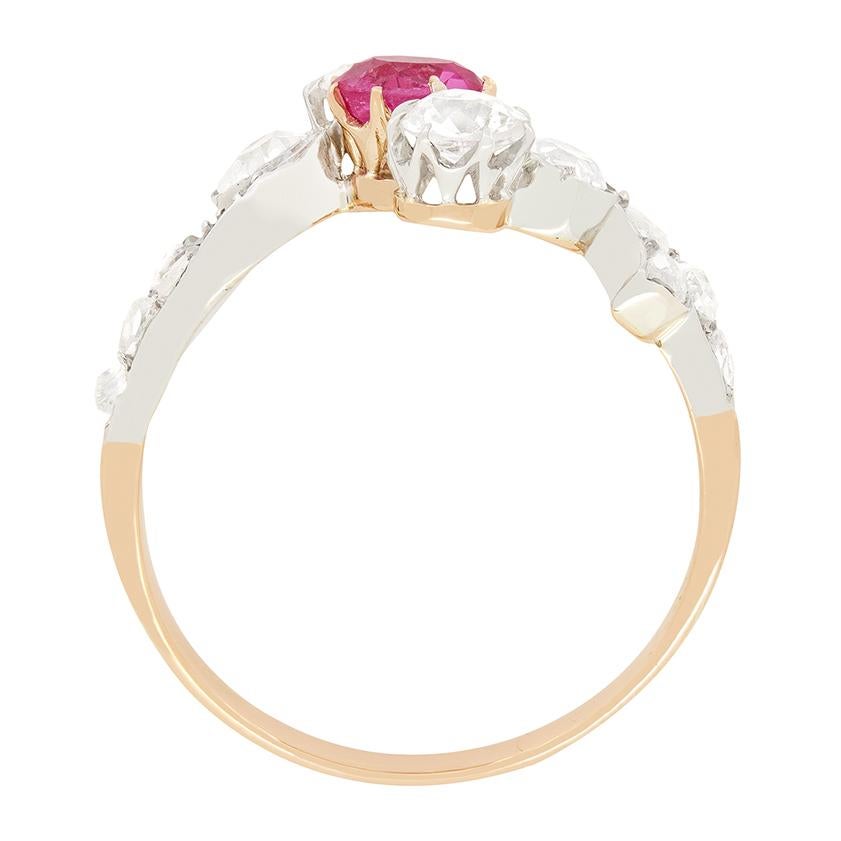 Dieser schöne viktorianische Ring im ausgeprägten Jugendstil-Design zeigt in der Mitte einen rosa Saphir, der von zwei Diamanten im Altschliff flankiert wird. Der diagonal gefasste Saphir im Kissenschliff ist ein natürlicher rosa Stein mit einem