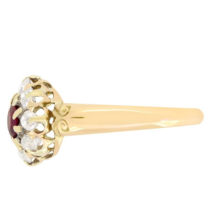 Viktorianischer 0,50ct Rubin und Diamant Cluster Ring, Hallmark 1885 (Alteuropäischer Brillantschliff) im Angebot