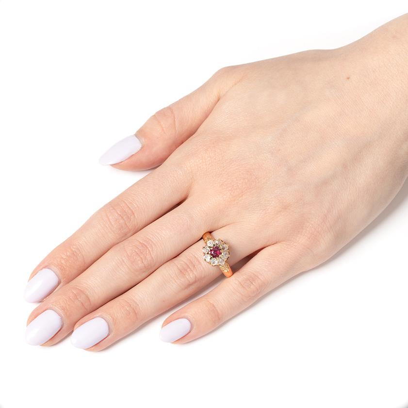 Viktorianischer 0,50ct Rubin und Diamant Cluster Ring, Hallmark 1885 für Damen oder Herren im Angebot