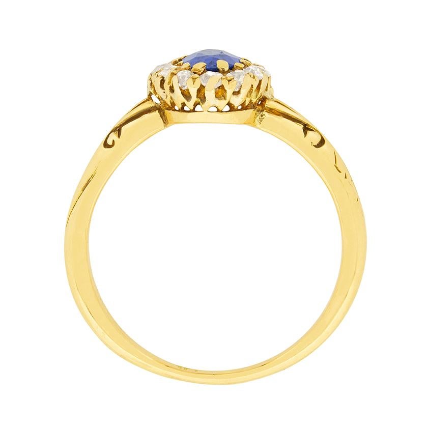 Un magnifique saphir bleu de 0::50 carat est la vedette de cette bague victorienne. Elle est d'une belle couleur bleue:: et est de taille ovale. Le saphir est entouré d'un halo de diamants taille ancienne d'un total de 0::36 carat. Elles sont de