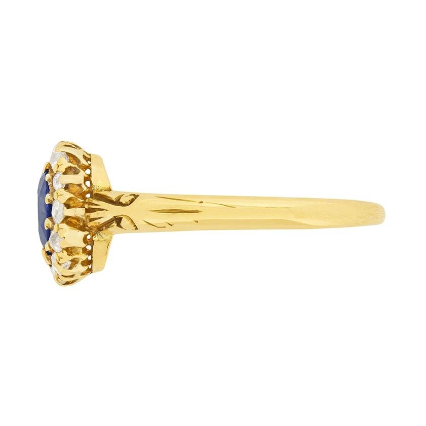 Taille ovale Bague Halo Victorienne en saphir et diamant de 0::50 carat:: vers 1880s