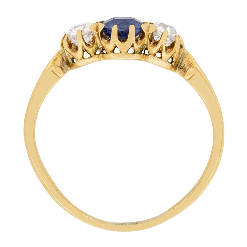 Ein wunderschöner Saphir von 0,50 Karat wird von einem Paar alter Diamanten im Kissenschliff in diesem wunderbar handgefertigten Ring aus der viktorianischen Ära begleitet. Beide Diamanten haben ein Gewicht von 0,30 Karat und sind mit H in der Farbe