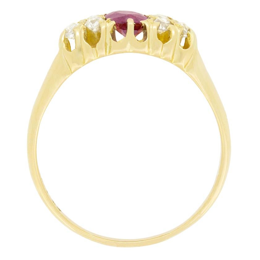 Dieser wunderschöne viktorianische Ring zeigt in seiner Mitte einen lebhaften Rubin. Der oval geschliffene Stein hat 0,55 Karat und ist in 18 Karat Gelbgold gefasst. Flankiert wird der Rubin von drei Diamanten mit 0,05 Karat im Altschliff auf jeder