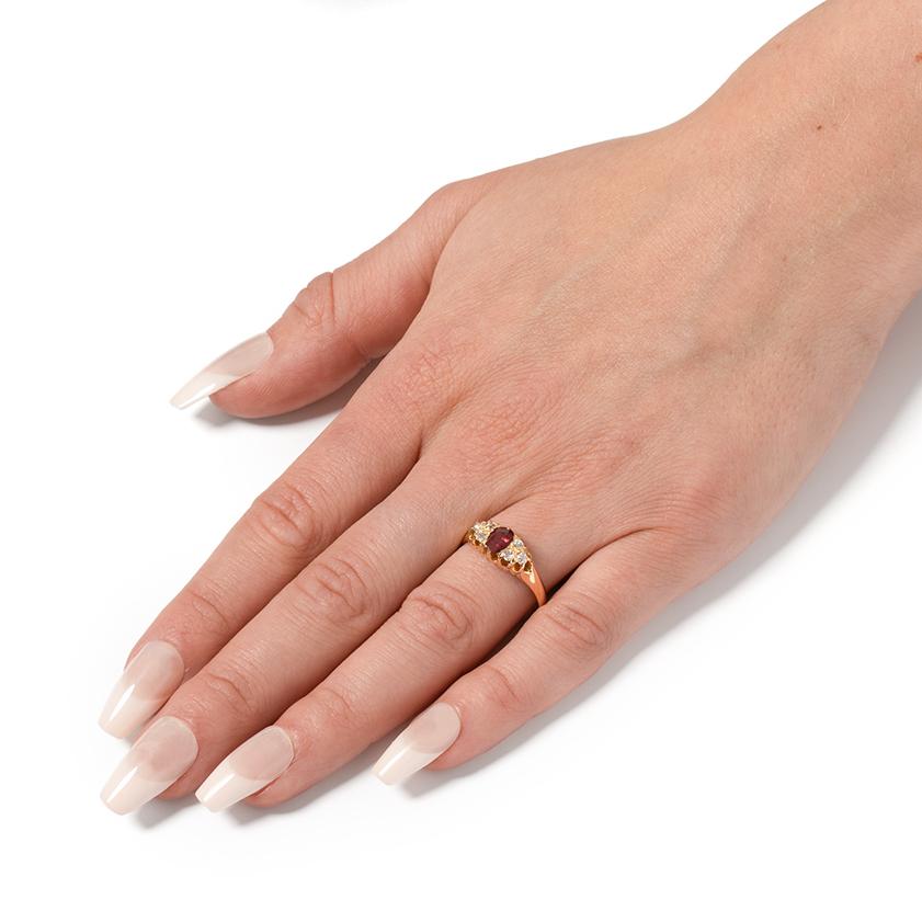 Viktorianischer 0,55ct Rubin- und Diamantring, um 1880 für Damen oder Herren im Angebot