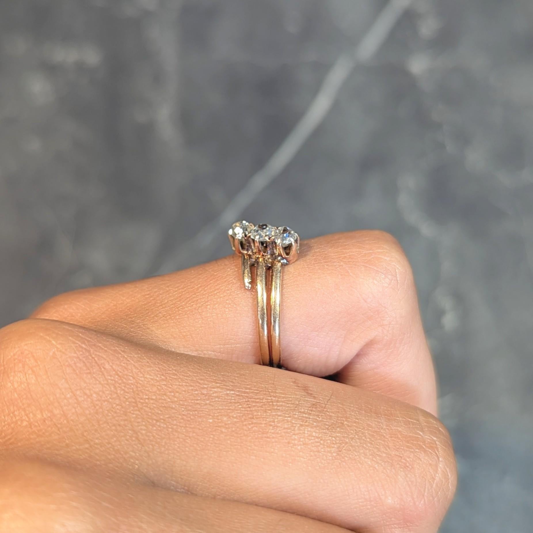 Anillo victoriano de oro de 14 quilates con tres piedras y 0,60 quilates de diamantes de minas antiguas en venta 7