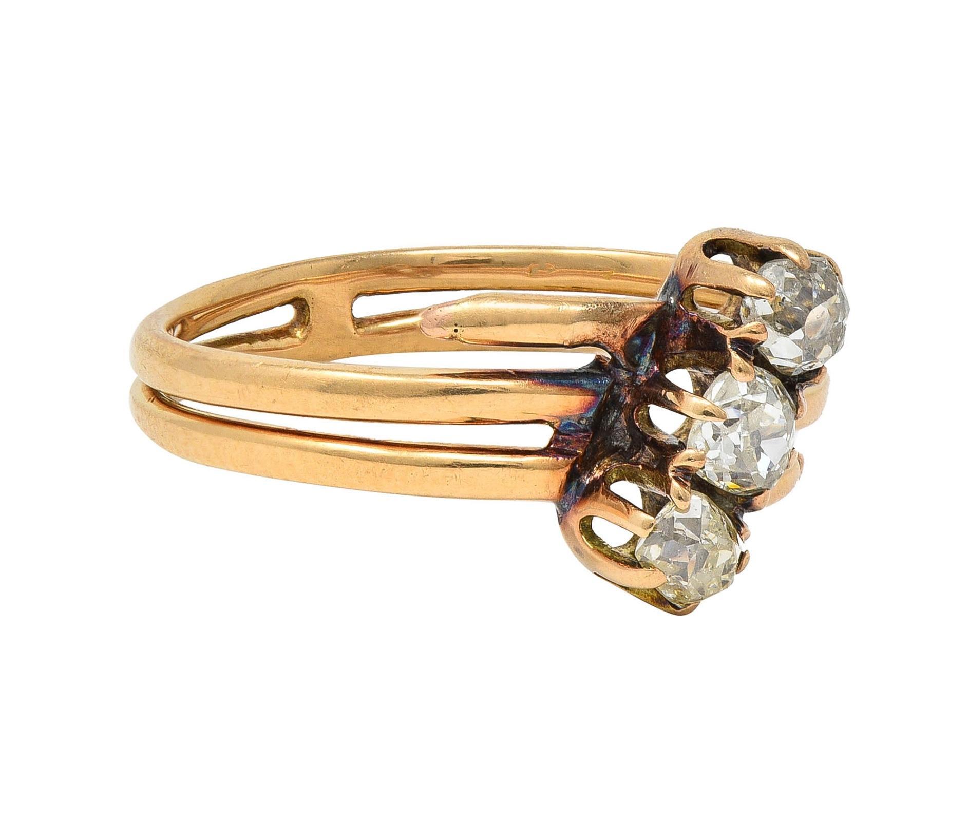 Compuesto por tres diamantes talla mina antigua engastados en diagonal a lo largo de la banda envolvente
Peso total aproximado de 0,60 quilates - Color Q/R con claridad SI2
Flanqueado por terminales de banda envuelta y hombros abiertos
Muestra una