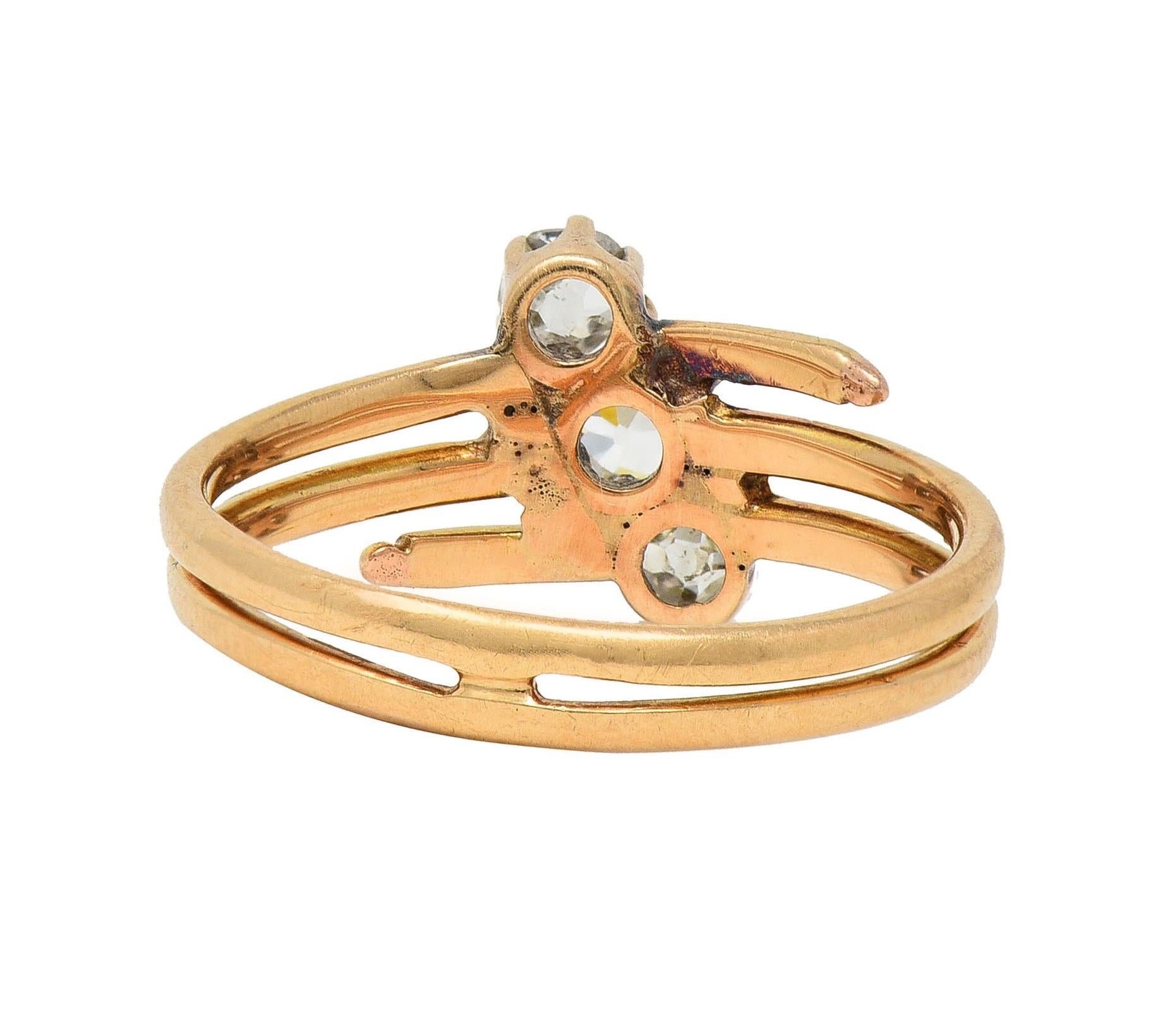 Anillo victoriano de oro de 14 quilates con tres piedras y 0,60 quilates de diamantes de minas antiguas en Excelente estado para la venta en Philadelphia, PA