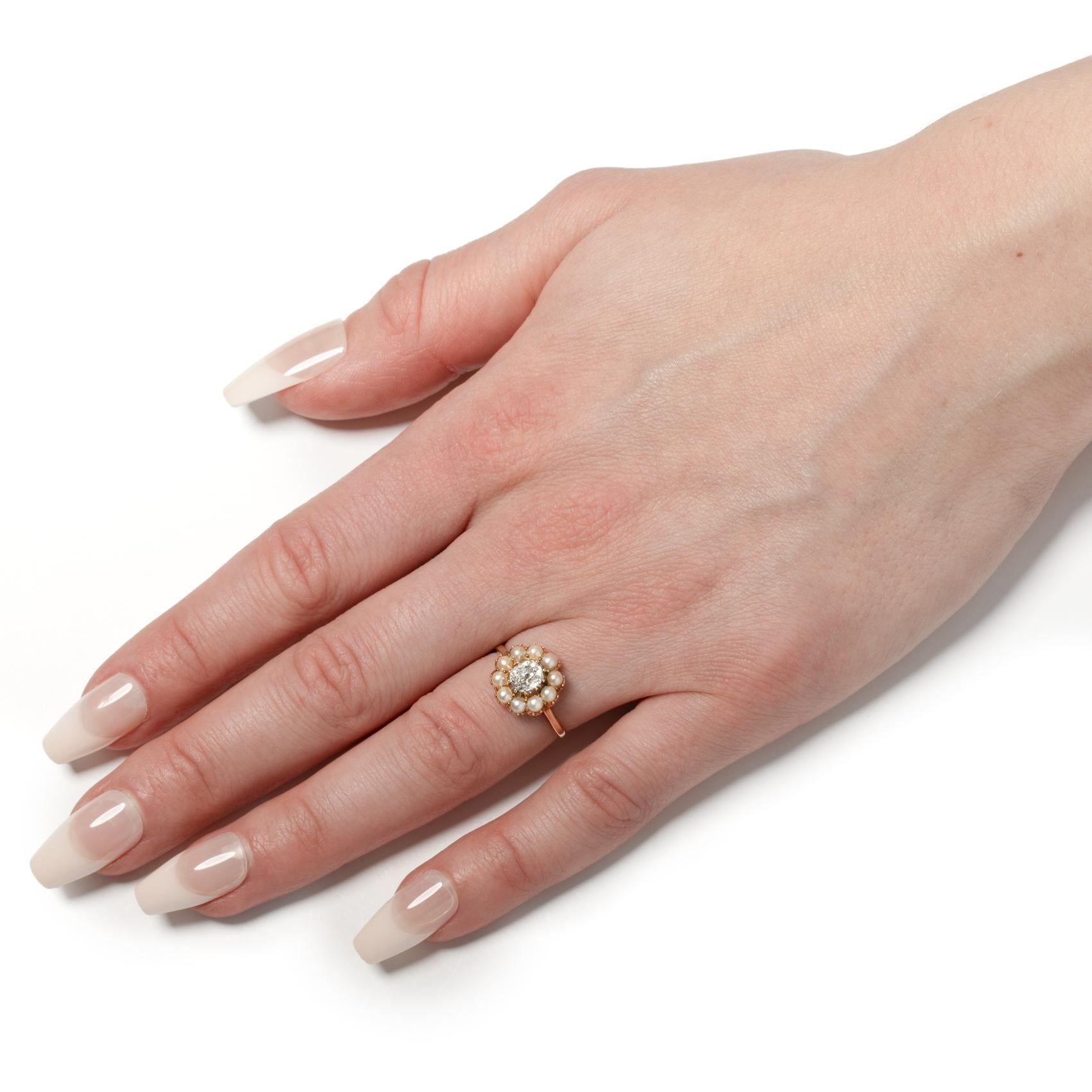 Viktorianischer 0,60ct Diamant- und Perlen-Cluster-Ring, um 1880 für Damen oder Herren im Angebot