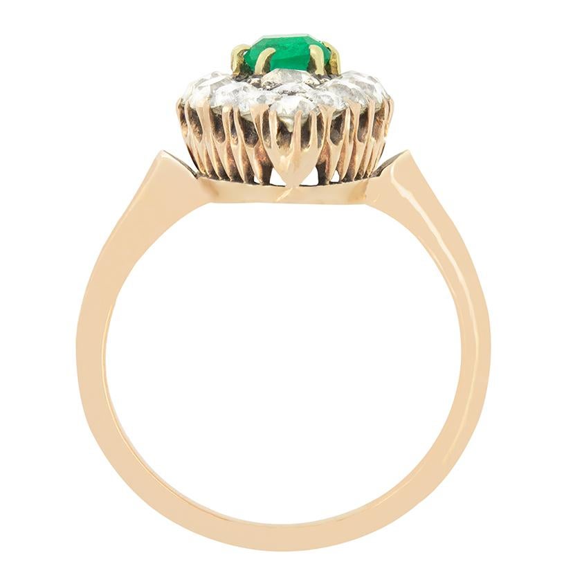 Dieser schöne Navette-Ring stammt aus der viktorianischen Zeit. In seinem Zentrum sitzt ein lebendiger Smaragd von 0,60 Karat. Der Smaragd hat den klassischen Smaragdschliff und ist von einem  Sammlung von Diamanten mit altem Schliff. Die Diamanten