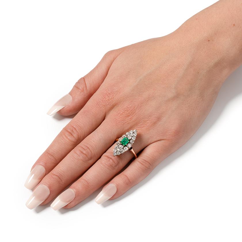 Viktorianischer 0,60ct Smaragd und Diamant Navette Ring, um 1880 für Damen oder Herren im Angebot