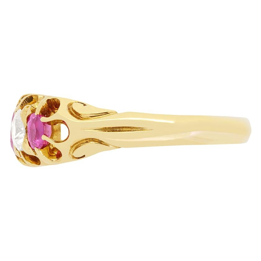 Questo bellissimo anello vittoriano con cinque pietre presenta un trio di zaffiri rosa intensi, separati da una coppia di diamanti taglio vecchio. Lo zaffiro più grande si trova al centro con un peso di 0,30 carati, mentre i due diamanti laterali