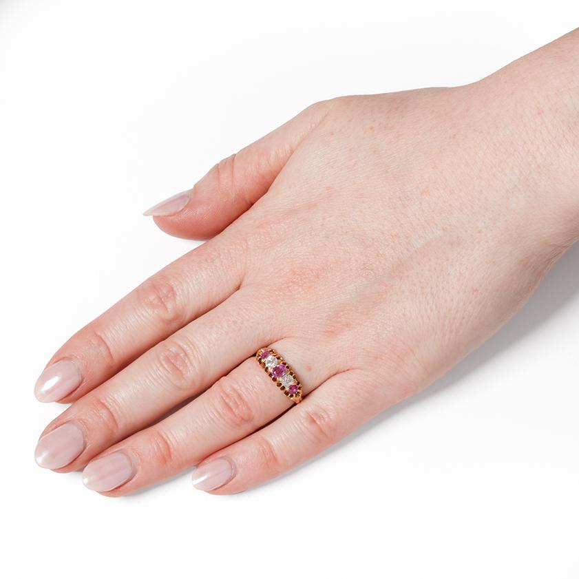 Taglio ovale Anello vittoriano a cinque pietre con zaffiro rosa e diamante da 0,60 carati, con marchio 1897 in vendita