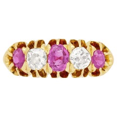 Anillo victoriano de cinco piedras de zafiro rosa y diamantes de 0,60 ct, con sello de 1897