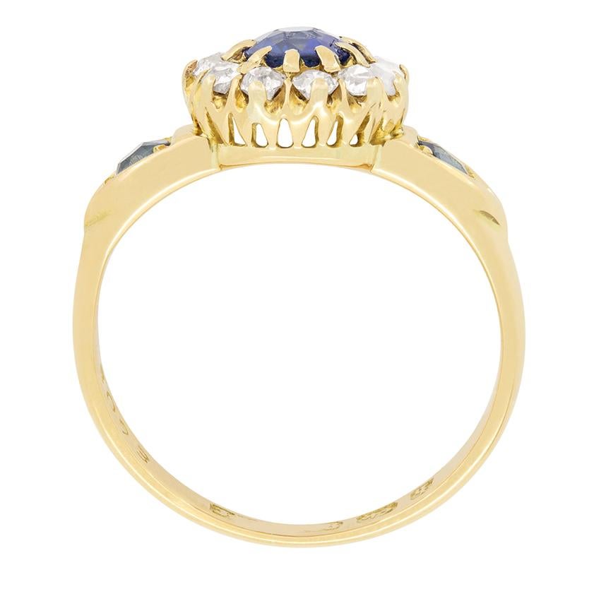 Dieser atemberaubende Ring stammt aus der viktorianischen Ära und zeigt einen wunderschönen blauen Saphir in der Mitte, der von einem Halo altgeschliffener Diamanten umhüllt ist. Der Saphir im Kissenschliff wiegt 0,60 Karat und ist vollkommen