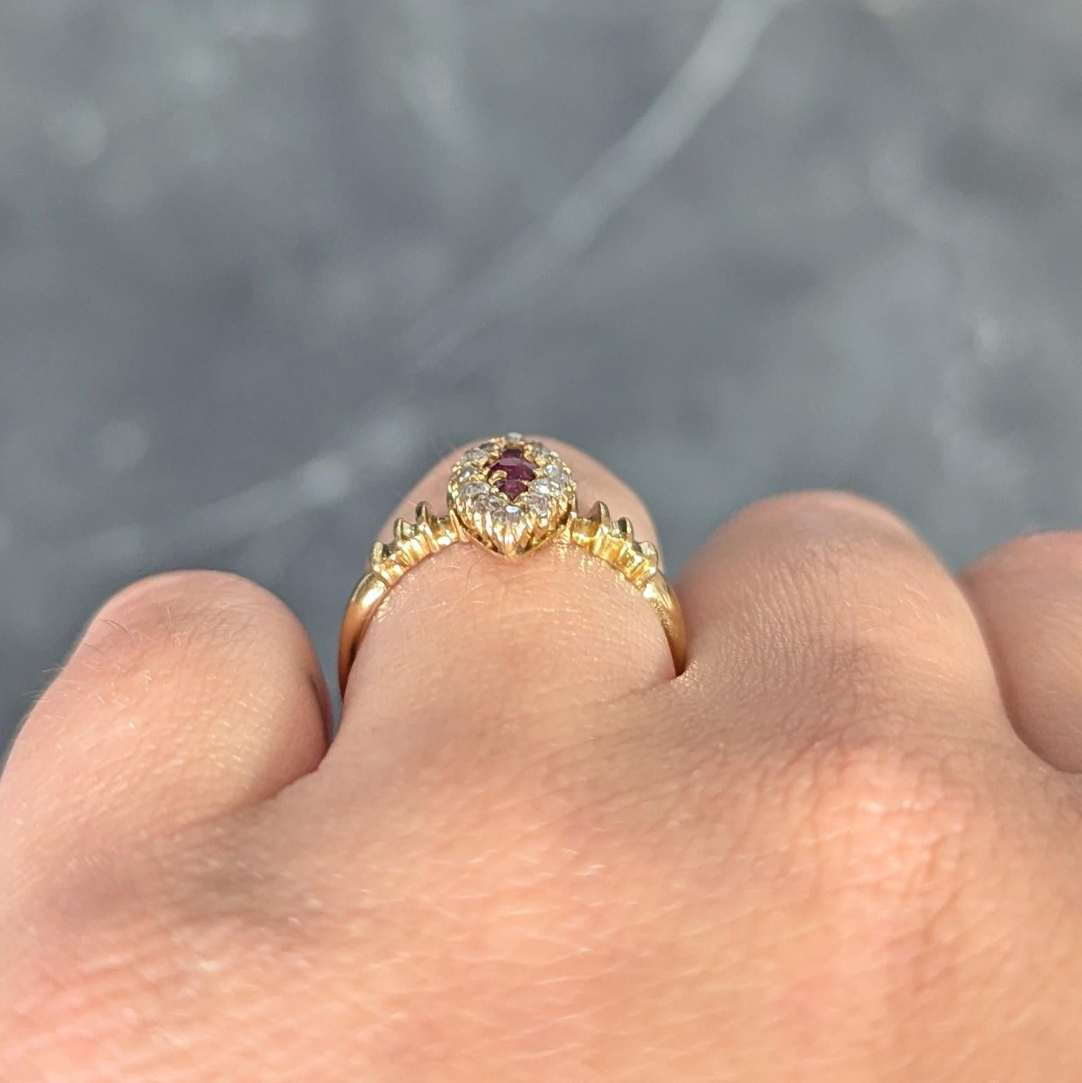Bague navette victorienne ancienne en or jaune 18 carats avec diamants et rubis de 0,62 carat en vente 10