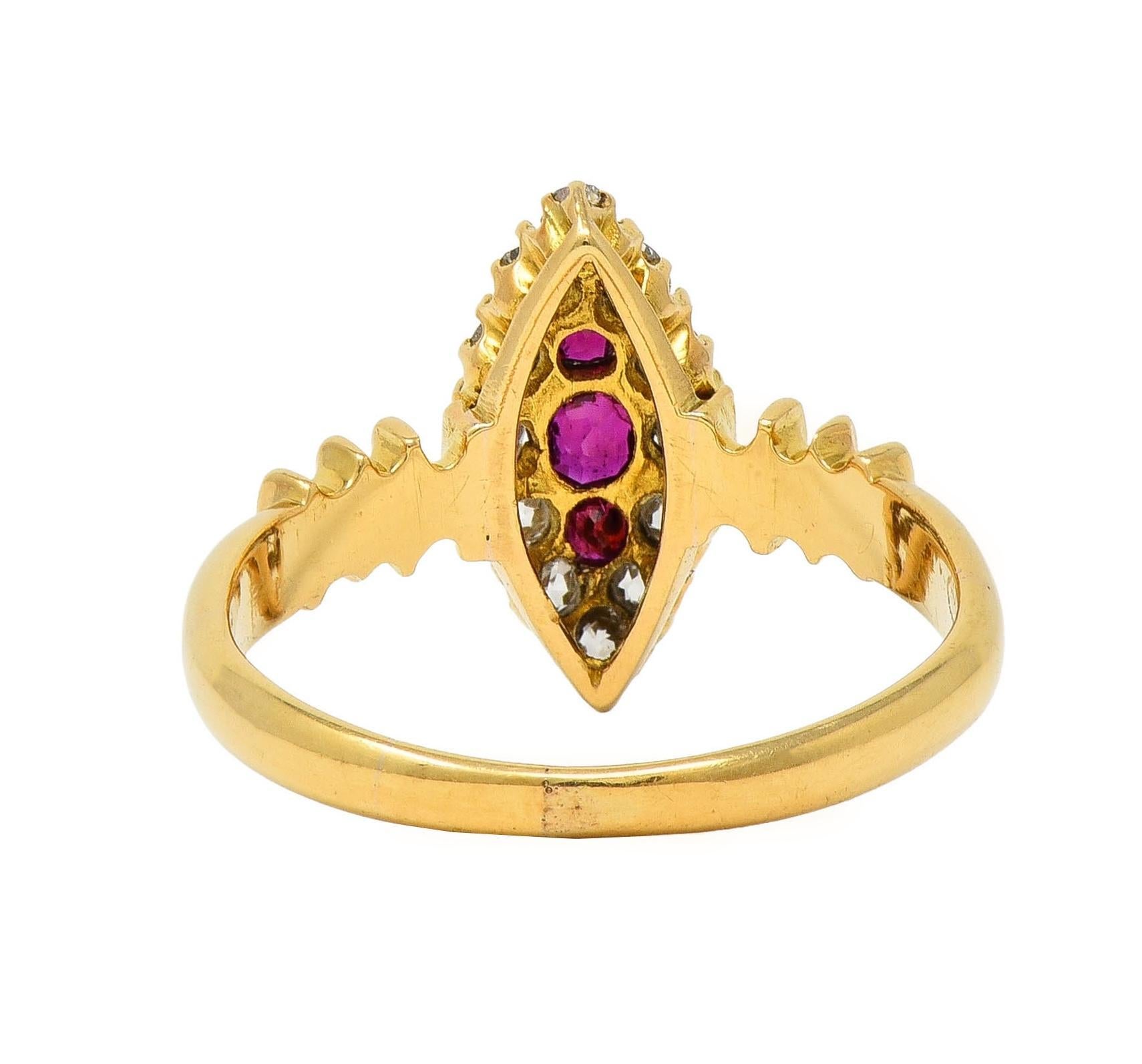 Bague navette victorienne ancienne en or jaune 18 carats avec diamants et rubis de 0,62 carat Excellent état - En vente à Philadelphia, PA