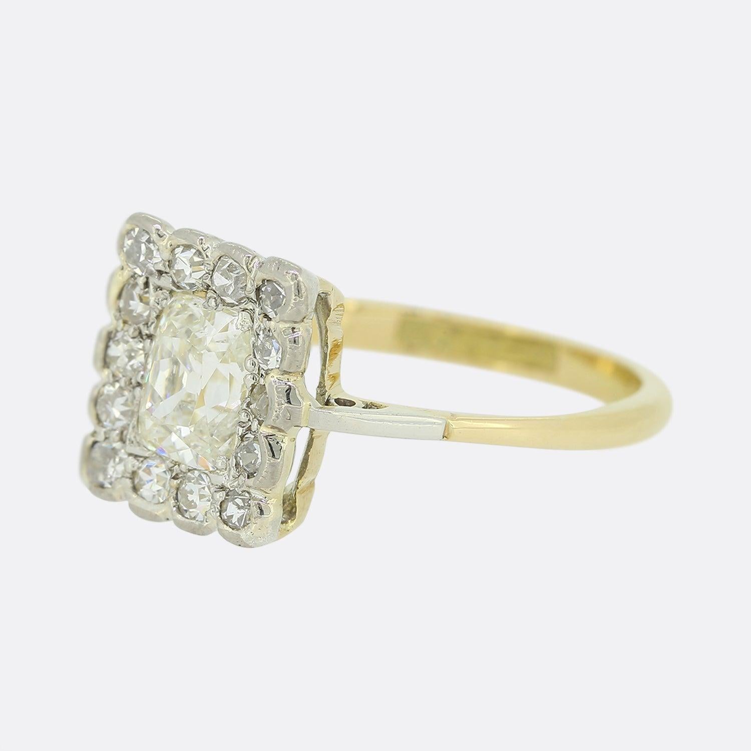 Dies ist ein viktorianischer Diamant-Cluster-Ring. Der Ring beherbergt eine Gruppe von Diamanten mit altem Schliff, die einen schönen rechteckigen Diamanten im Kissenschliff von 0,50 Karat in der Mitte umkreisen. Jeder Diamant ist in Krallen gefasst