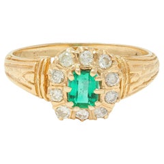 Antiker viktorianischer Halo-Ring aus 14 Karat Gelbgold mit 0,65 Karat Smaragd und Diamant