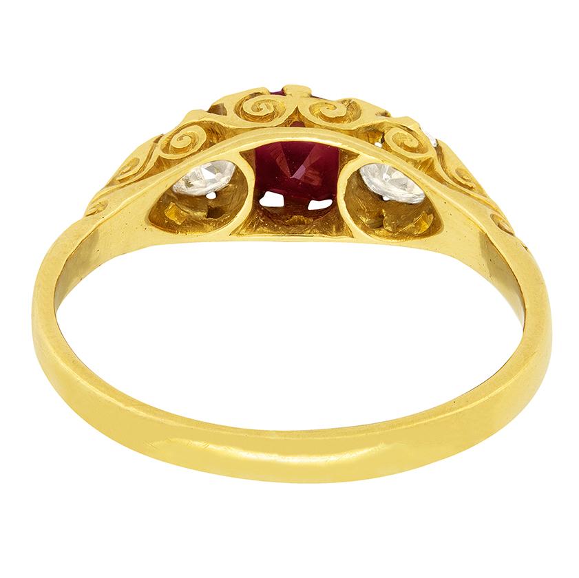 Victorian 0.65ct Red Spinel and Diamond Three Stone Ring, c.1880s In Good Condition For Sale In London, GB