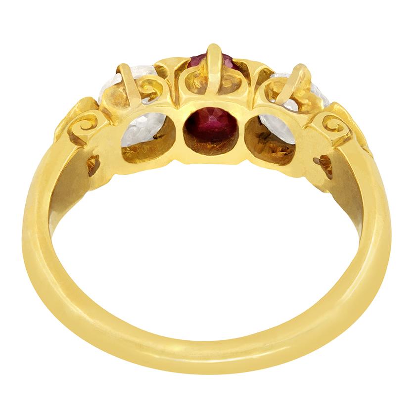 Viktorianischer Ring mit 0,65 Karat Rubin und Diamanten und drei Steinen, um 1880 im Zustand „Gut“ im Angebot in London, GB