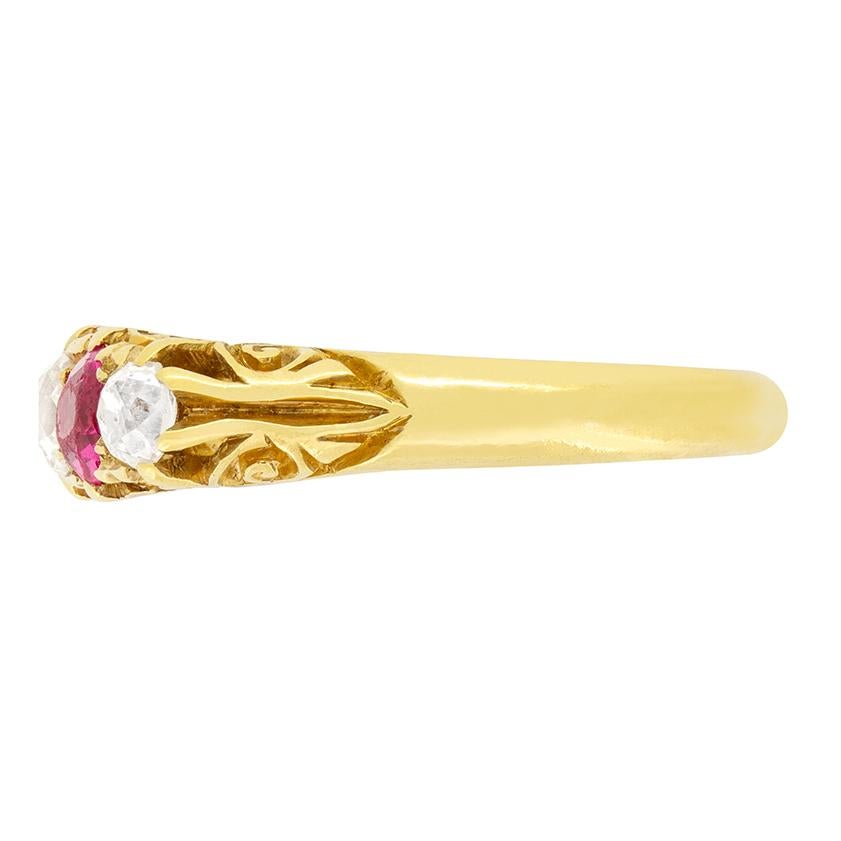 Viktorianischer fünfsteiniger viktorianischer Ring mit 0,70 Karat Diamant und rosa Saphir, um 1880 (Alteuropäischer Brillantschliff) im Angebot