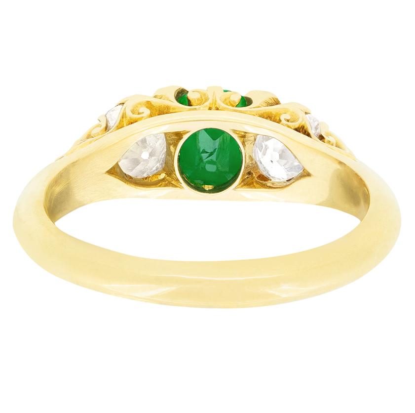 Victorian 0.70ct Emerald and Diamond Three Stone Ring, c.1880s (Smaragdschliff) im Angebot