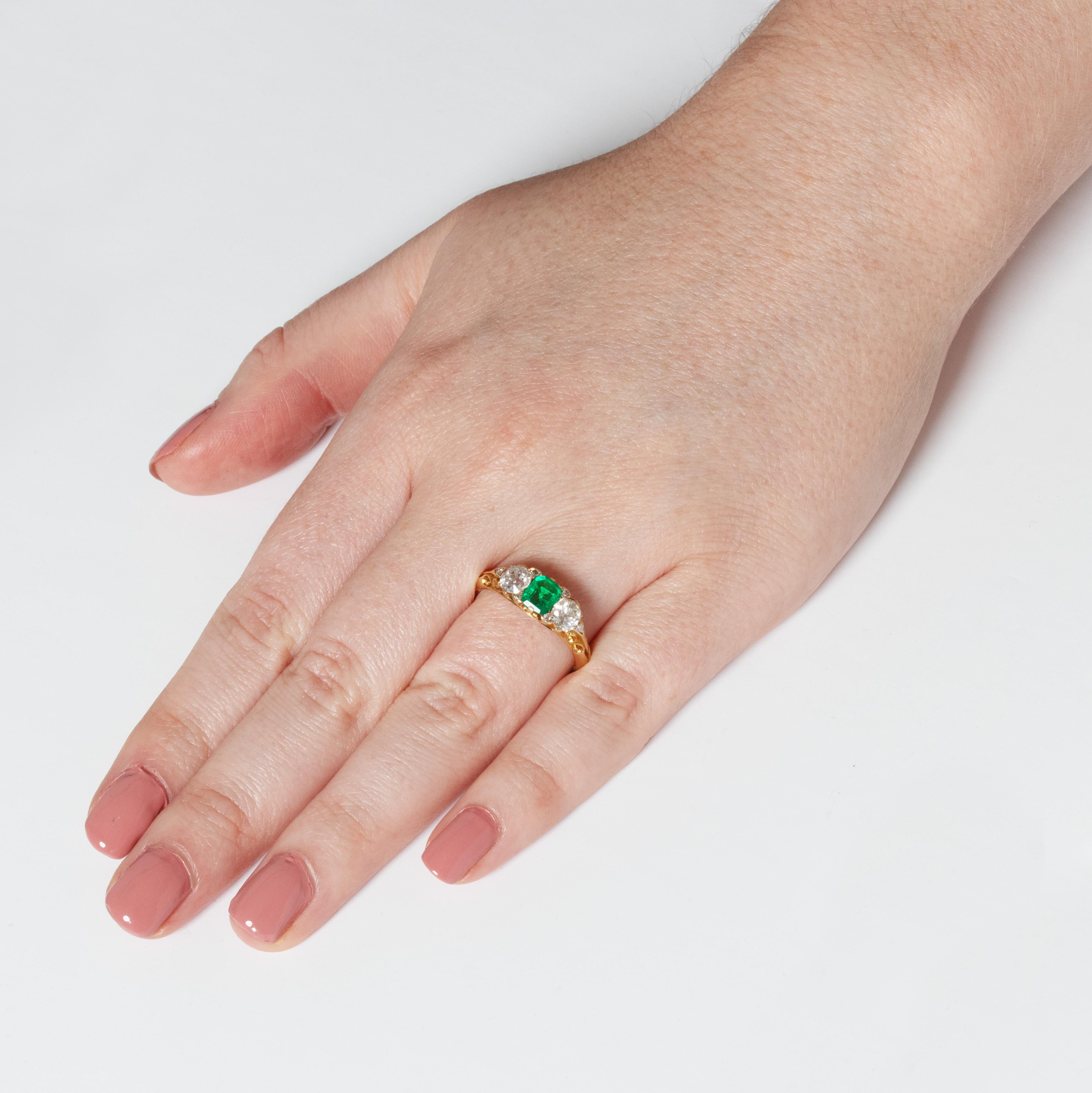Victorian 0.70ct Emerald and Diamond Three Stone Ring, c.1880s im Zustand „Gut“ im Angebot in London, GB