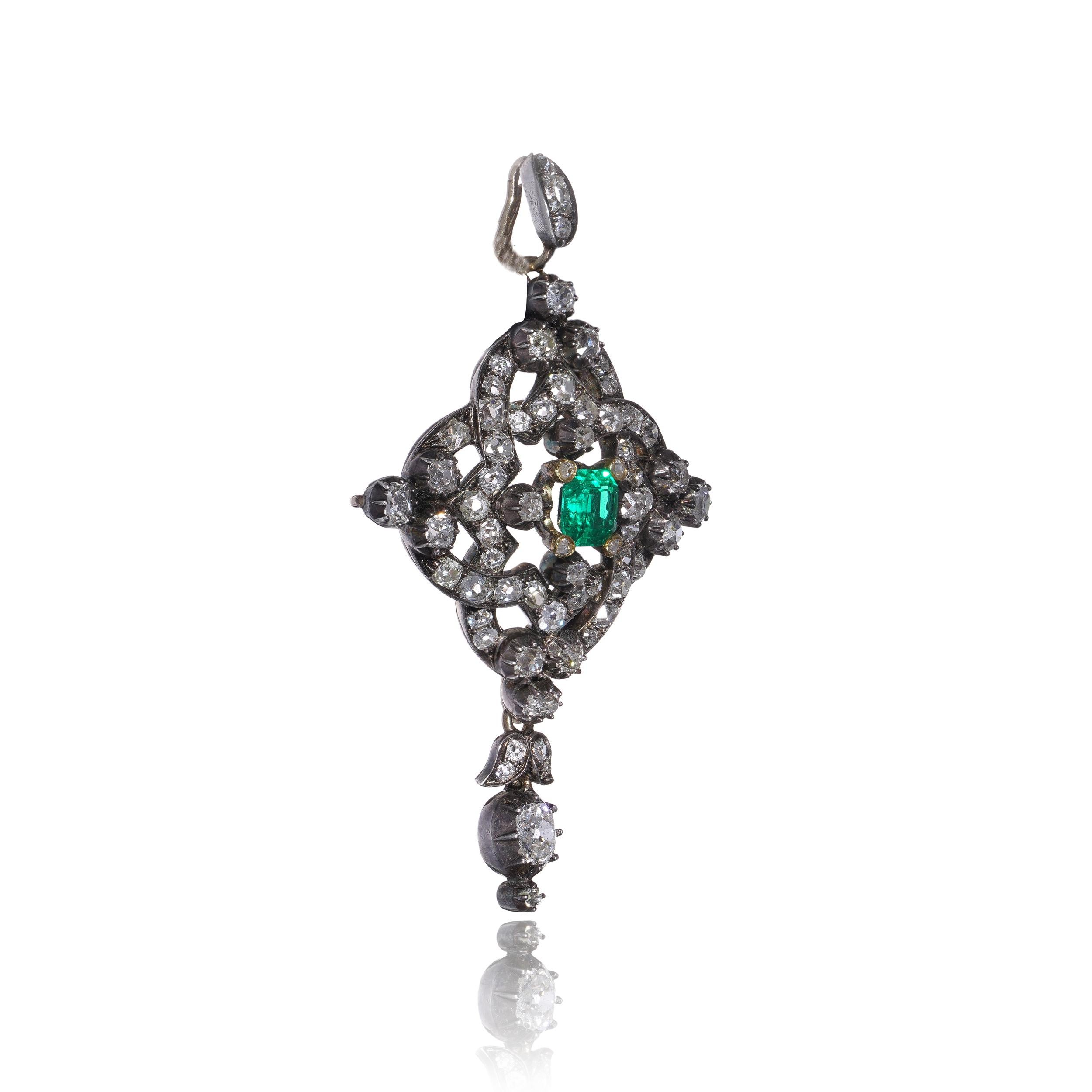 Taille émeraude Émeraude victorienne de 0,75 ct et 3,82 ct. Pendentif diamant en or 9kt et argent en vente