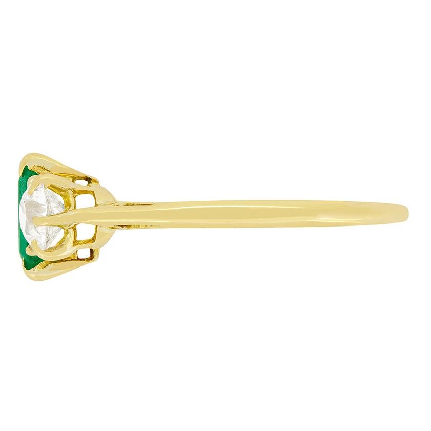 Viktorianischer Dreisteinring mit 0,75 Karat Smaragd und Diamant, um 1880 (Smaragdschliff)