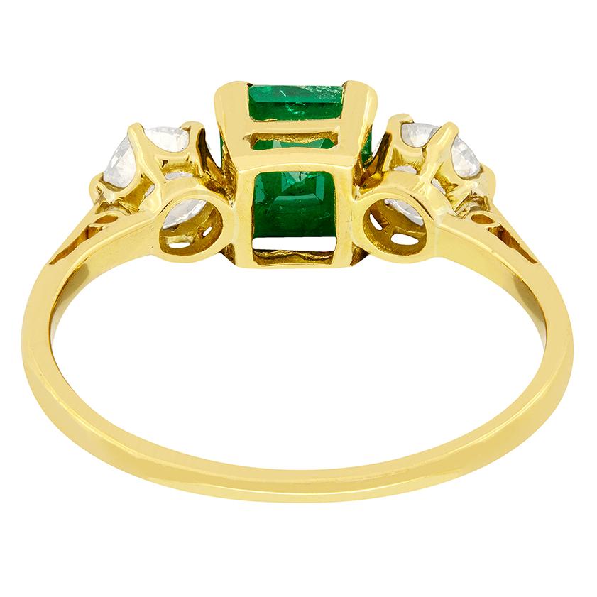 Viktorianischer Dreisteinring mit 0,75 Karat Smaragd und Diamant, um 1880 im Zustand „Gut“ in London, GB