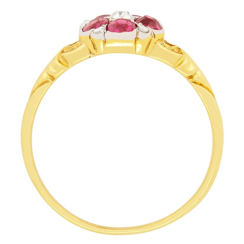 Dieser süße Ring stammt aus den 1880er Jahren und weist fünf natürliche Rubine im Altschliff auf, die zusammen 0,75 Karat erreichen. Die Rubine umgeben einen einzelnen Diamanten im Altschliff, der in der Mitte sitzt und 0,10 Karat wiegt. Zwischen