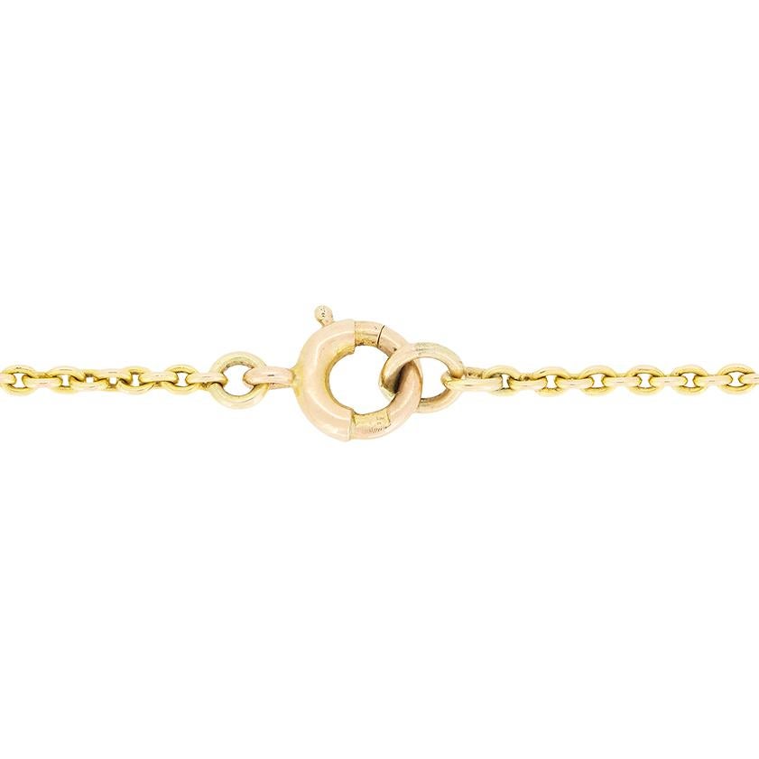 Ce collier victorien à pendentif en forme de goutte de saphir et de perle respire l'élégance. Réalisé en or jaune 15 carats, ce modèle présente trois saphirs sertis par frottement, d'un poids de 0,20 carat chacun, ainsi qu'une goutte de saphir