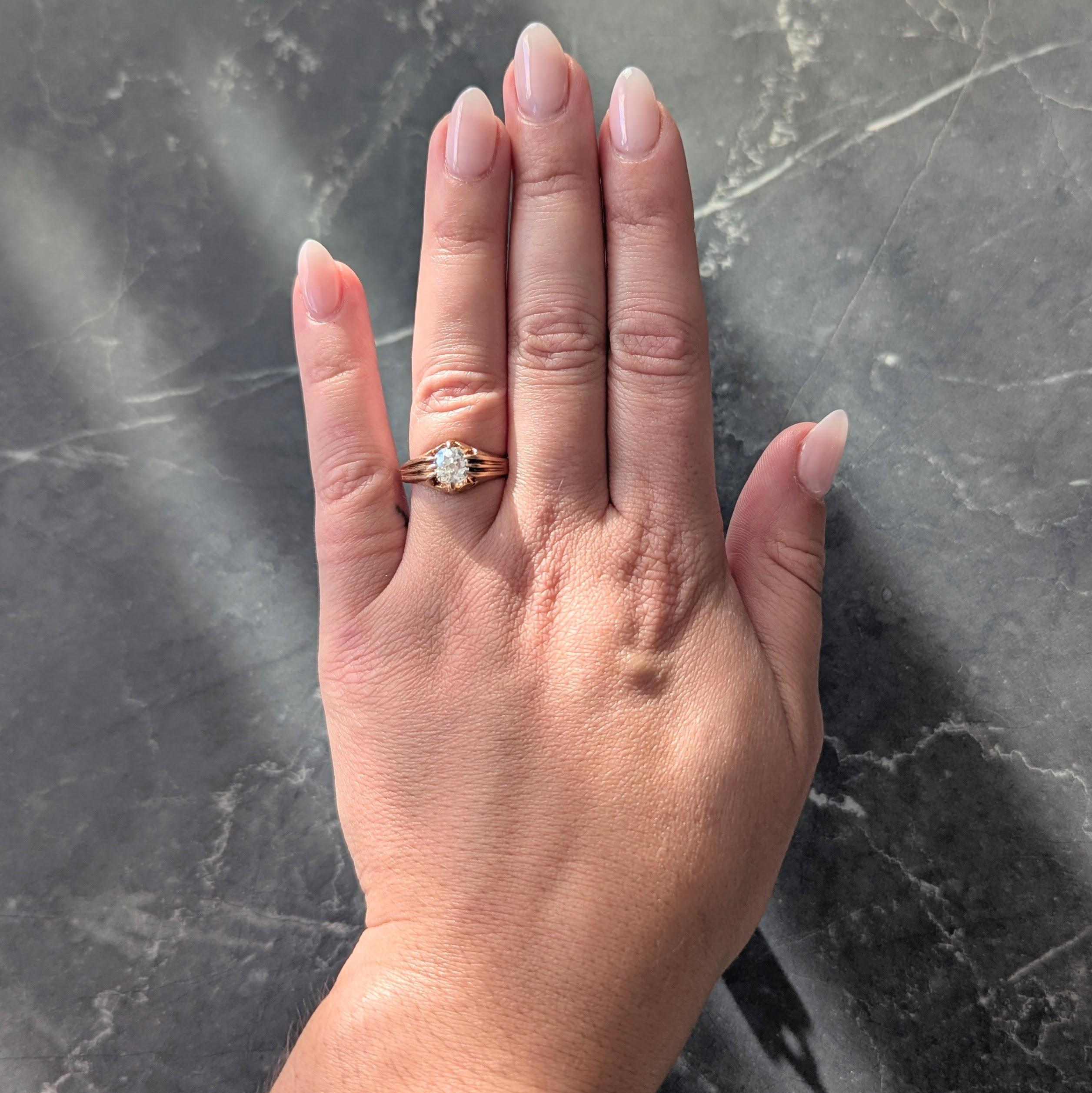 Al centro un diamante taglio old mine del peso totale di circa 0,80 carati - colore H e purezza VS2
Con motivi a volute traforate in stile Belcher
Affiancato da spalle tri-split
Completato da un'elevata lucentezza
Testato come oro a 14 carati
Circa: