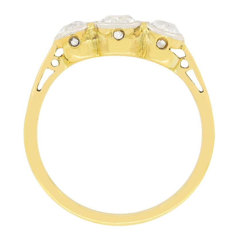 Fabriquée à la main à l'époque victorienne, cette bague trilogie classique met en valeur un trio de diamants de taille ancienne. Le diamant central est le plus gros (0,40 carat), tandis que les deux diamants voisins ont chacun une taille de 0,20