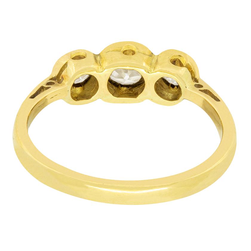 Taille vieille Europe Bague victorienne à trois pierres et diamant de 0,80ct, c.1880s. en vente