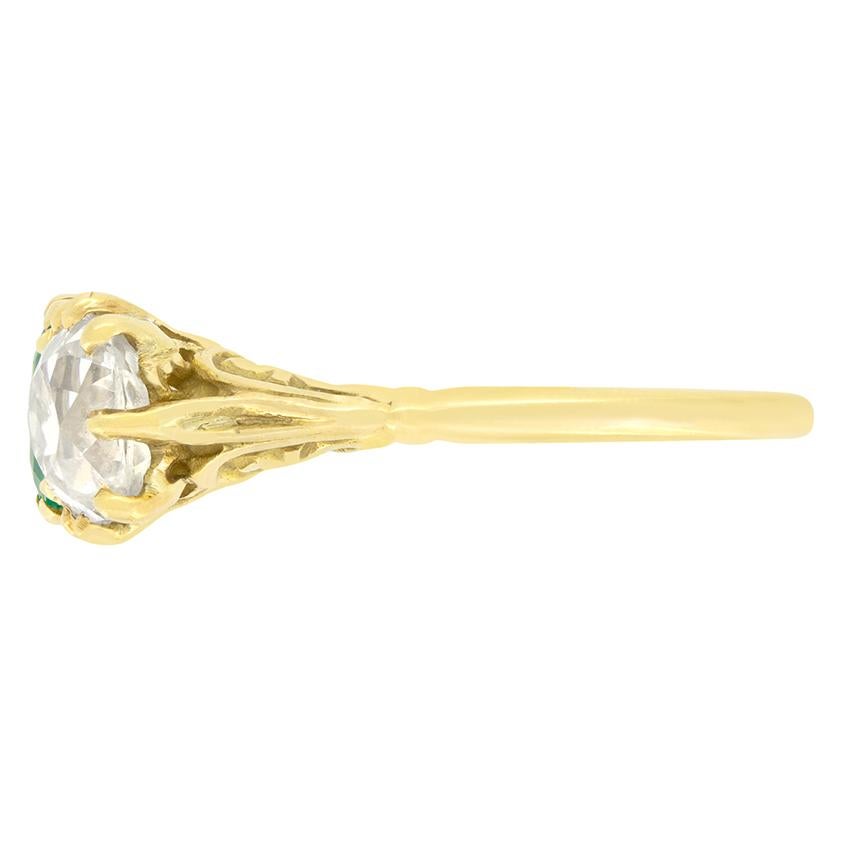 Anillo victoriano trilogía de esmeraldas y diamantes de 0,80 ct, c.1880 Corte cojín antiguo en venta
