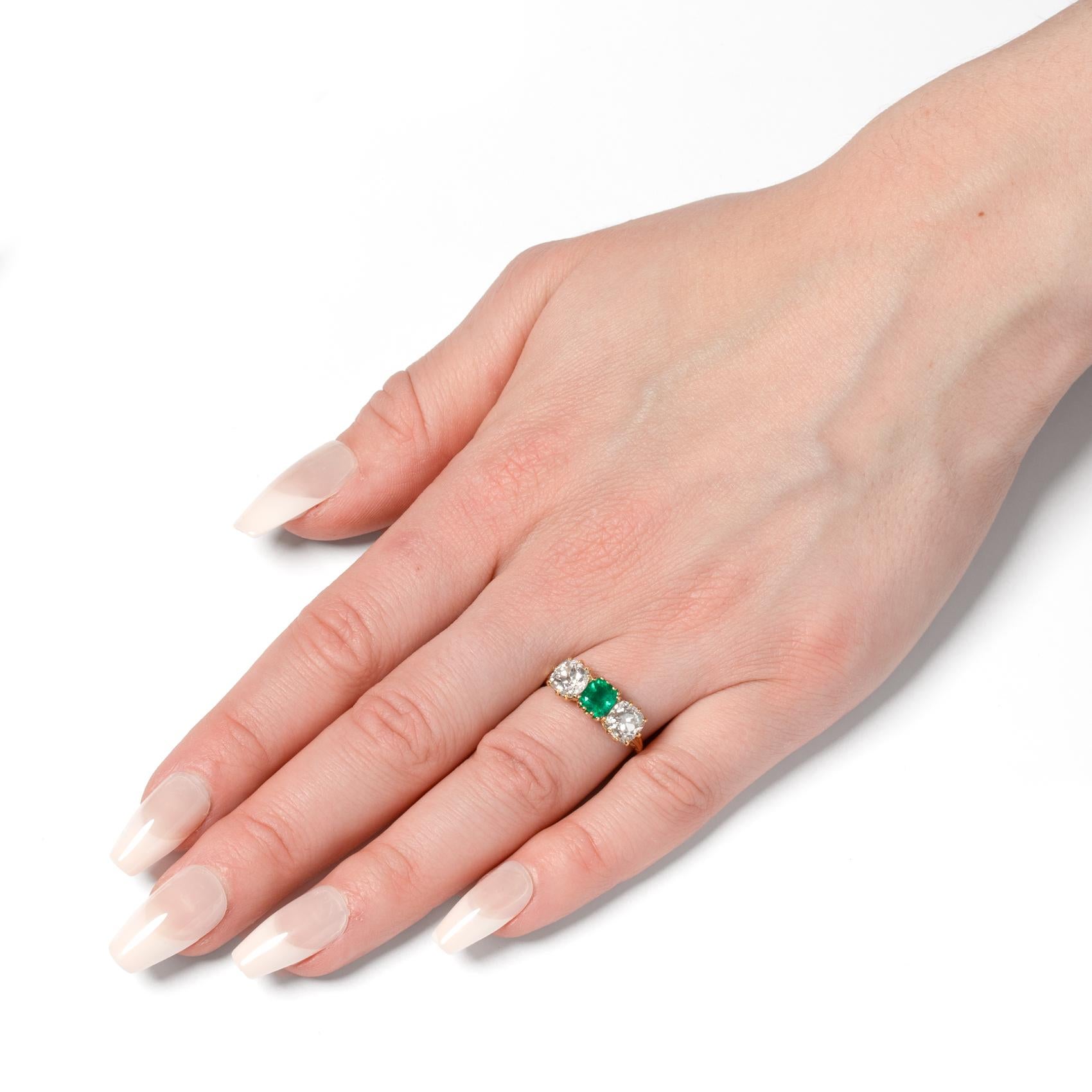 Anillo victoriano trilogía de esmeraldas y diamantes de 0,80 ct, c.1880 en Bueno estado para la venta en London, GB