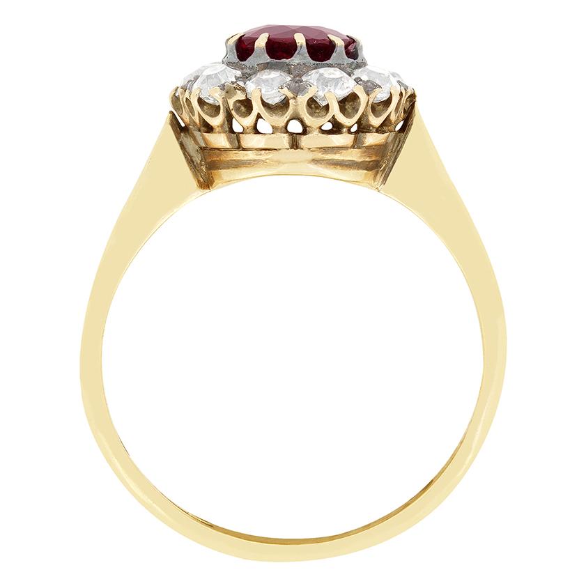 Ein tiefroter Rubin steht im Mittelpunkt dieses viktorianischen Clusterrings. Der Rubin im Altschliff hat 0,80 Karat und ist von einem Ring aus funkelnden Diamanten umgeben. Die Diamanten im alten Schliff haben insgesamt 0,70 Karat und sind von