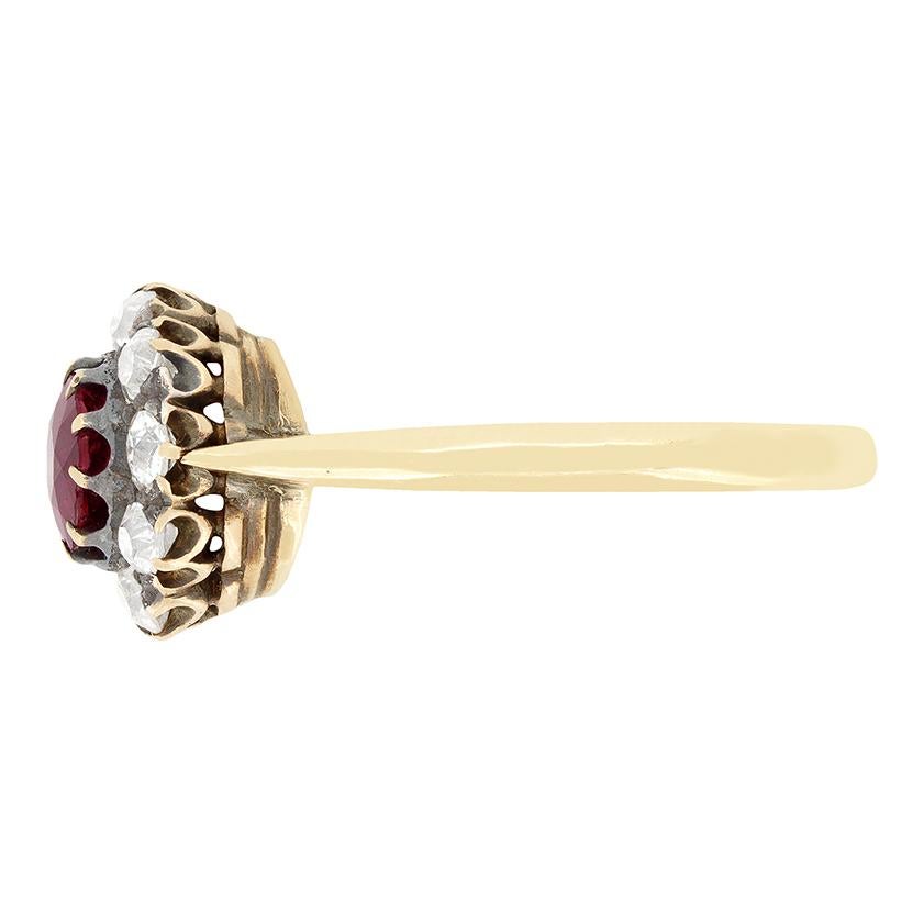 Viktorianischer 0,80ct Rubin- und Diamant-Cluster-Ring, um 1880 (Alteuropäischer Schliff) im Angebot