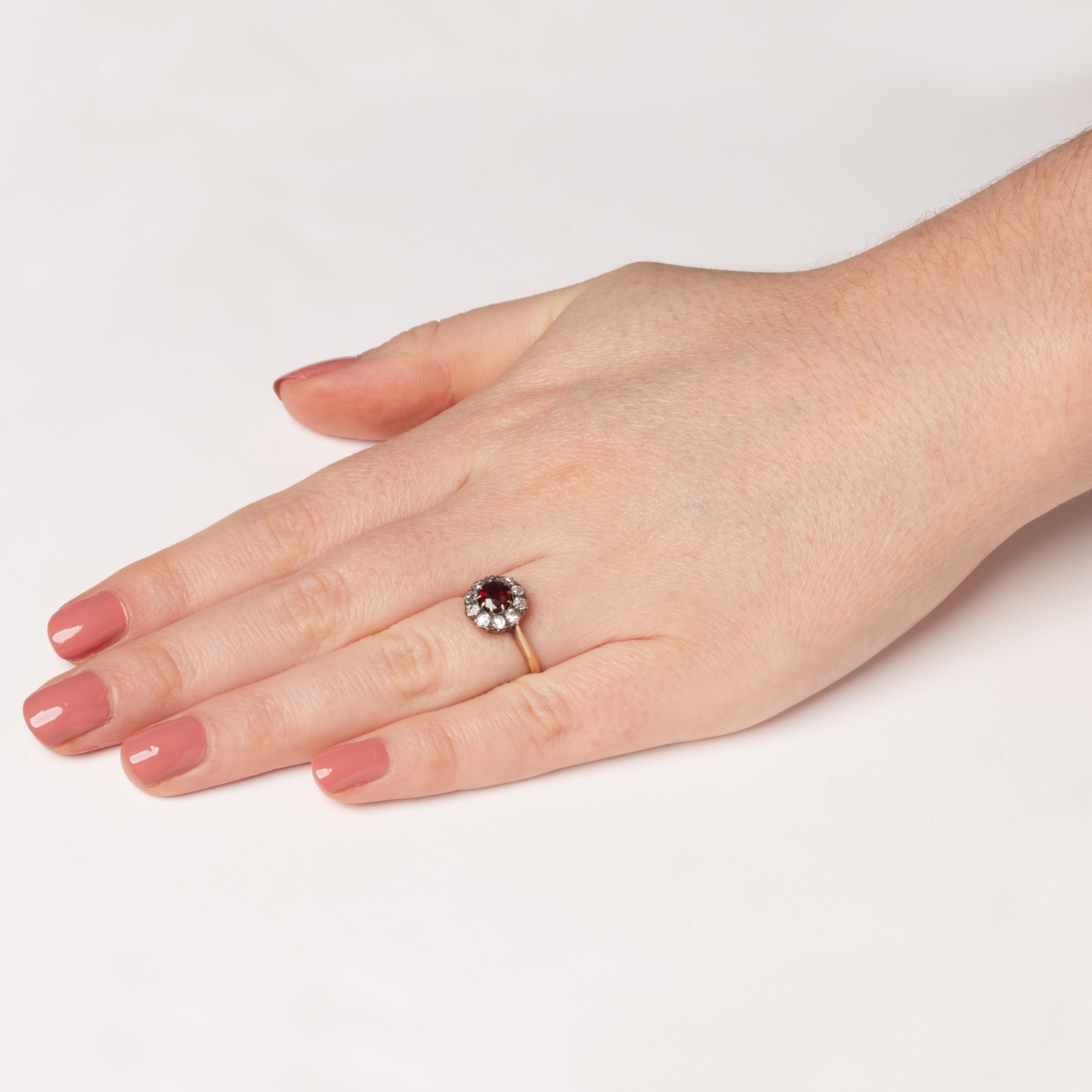 Viktorianischer 0,80ct Rubin- und Diamant-Cluster-Ring, um 1880 im Zustand „Gut“ im Angebot in London, GB