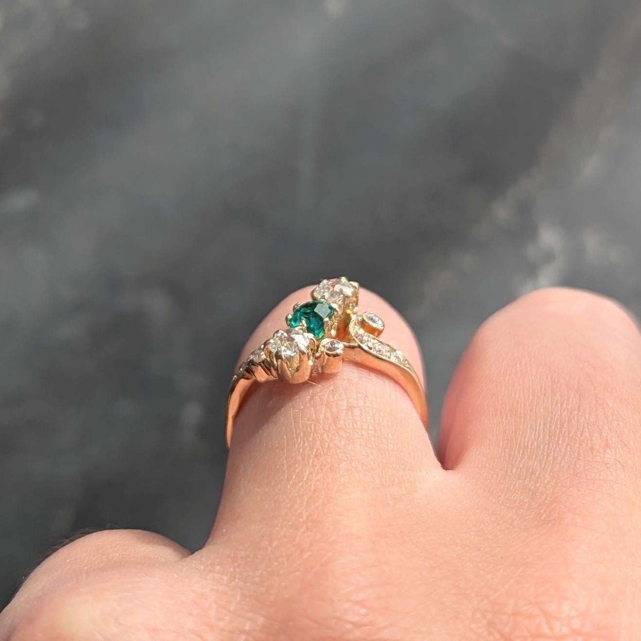 Bague Victorienne 0.84 CTW Emeraude Diamant Or Jaune 18 Karat Antique Bypass en vente 5