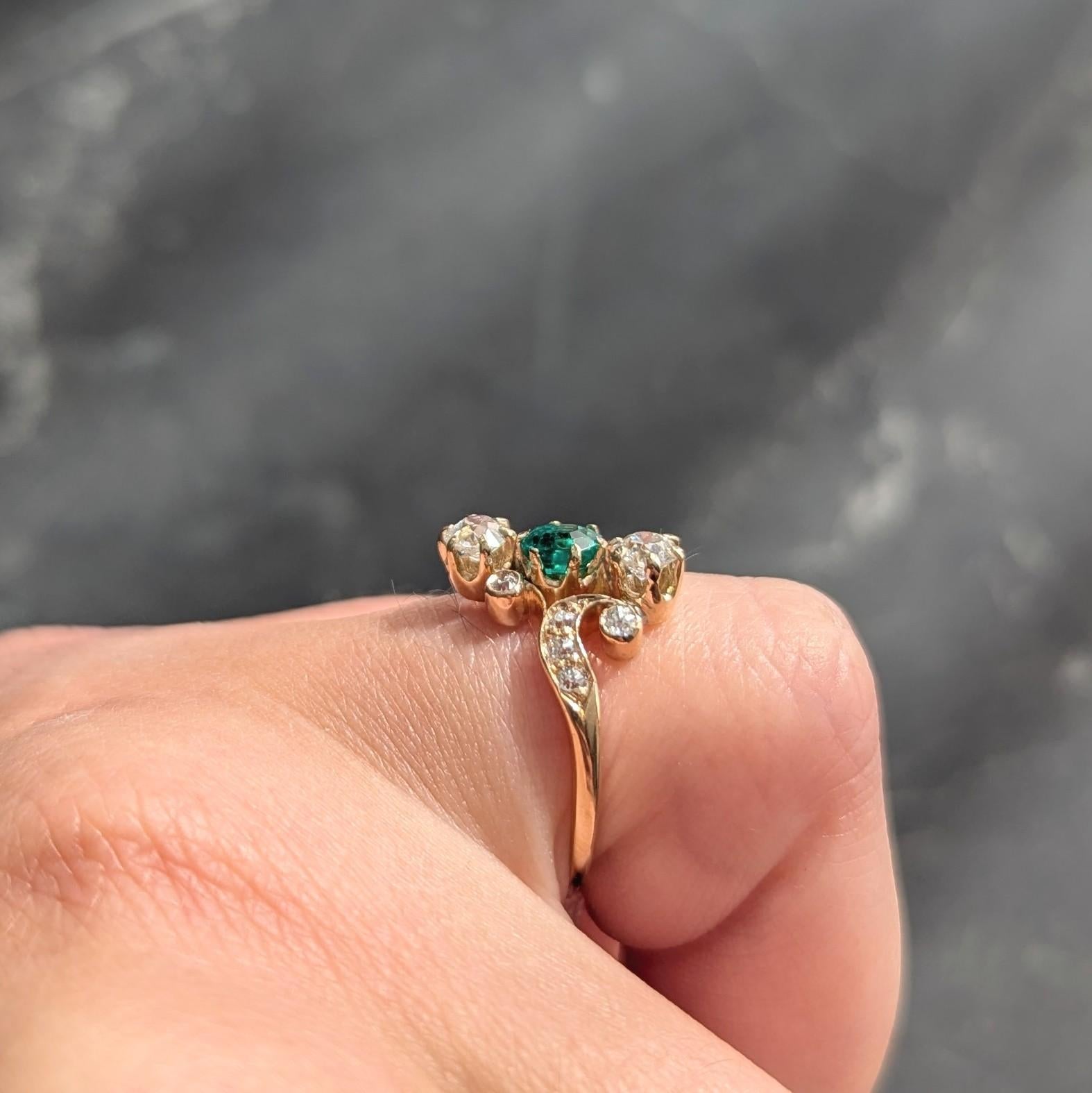 Bague Victorienne 0.84 CTW Emeraude Diamant Or Jaune 18 Karat Antique Bypass en vente 6